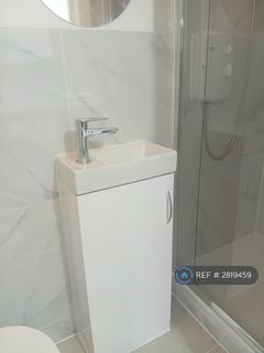 Studio to rent, Wightman Road, London, N8