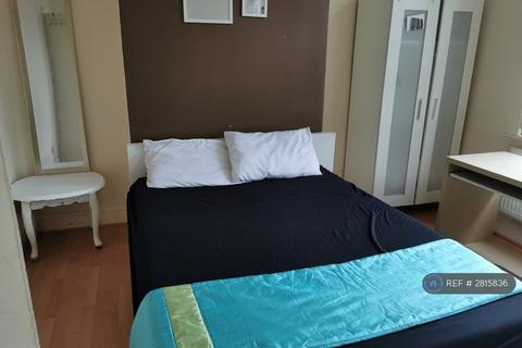 1 bedroom in a house share to rent, Roberts Avenue, Manchester, M14