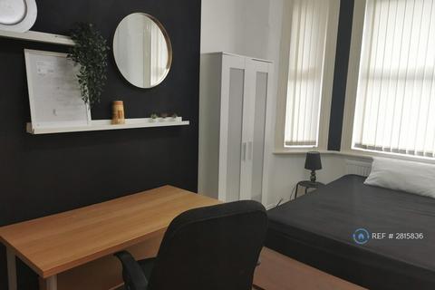 1 bedroom in a house share to rent, Roberts Avenue, Manchester, M14
