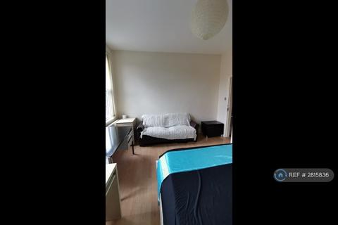 1 bedroom in a house share to rent, Roberts Avenue, Manchester, M14
