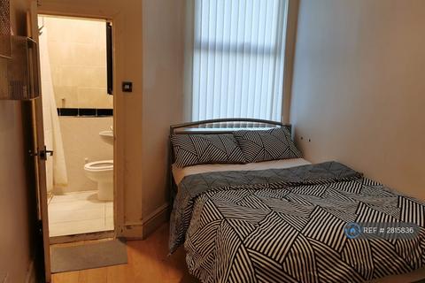 1 bedroom in a house share to rent, Roberts Avenue, Manchester, M14