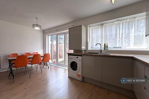 3 bedroom terraced house to rent, Bromley Road, London, N18