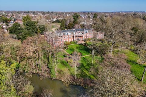 3 bedroom flat for sale, Molesey Park Road, East Molesey, Surrey KT8