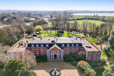 3 bedroom flat for sale, Molesey Park Road, East Molesey, Surrey KT8