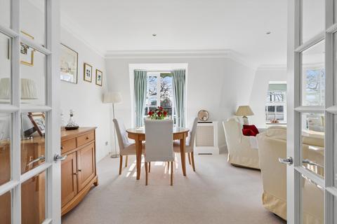 3 bedroom flat for sale, Molesey Park Road, East Molesey, Surrey KT8