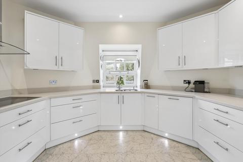 3 bedroom flat for sale, Molesey Park Road, East Molesey, Surrey KT8