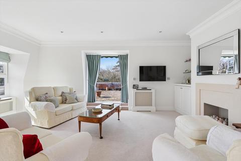 3 bedroom flat for sale, Molesey Park Road, East Molesey, Surrey KT8