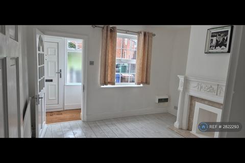 2 bedroom semi-detached house to rent, Southend Road, Stanford-Le-Hope, SS17