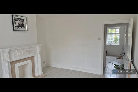 2 bedroom semi-detached house to rent, Southend Road, Stanford-Le-Hope, SS17