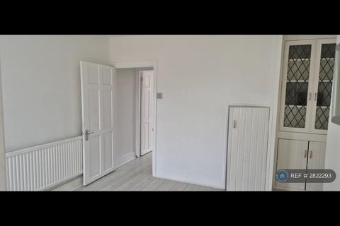 2 bedroom semi-detached house to rent, Southend Road, Stanford-Le-Hope, SS17