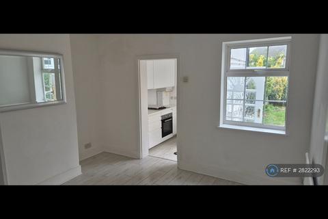 2 bedroom semi-detached house to rent, Southend Road, Stanford-Le-Hope, SS17