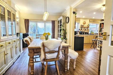 4 bedroom semi-detached house for sale, Kingsway, Stourbridge DY8