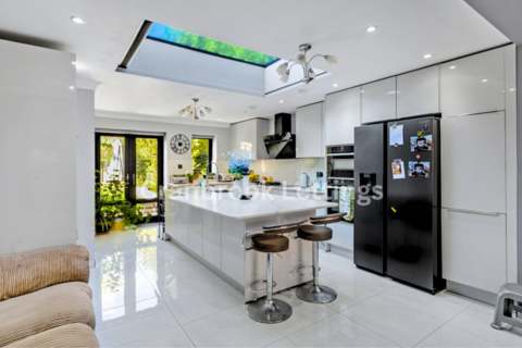 3 bedroom terraced house to rent - Saltash Rd, IG6 2NL