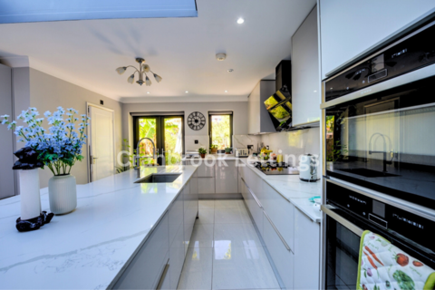 3 bedroom terraced house to rent, Saltash Rd, IG6 2NL