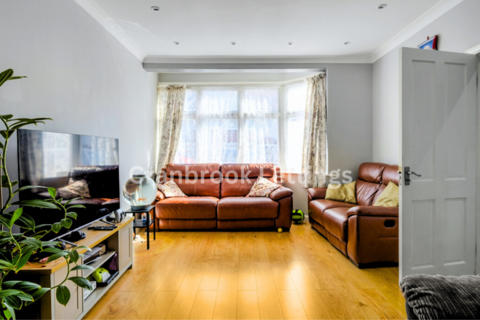 3 bedroom terraced house to rent, Saltash Rd, IG6 2NL