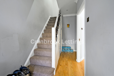 3 bedroom terraced house to rent, Saltash Rd, IG6 2NL