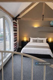 2 bedroom flat to rent, Plantation Wharf, London, SW11