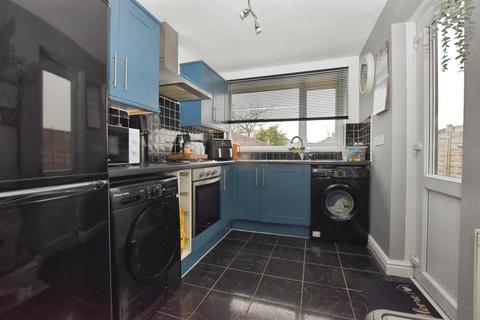 2 bedroom terraced house for sale, County Road South, Hull