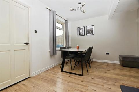 2 bedroom terraced house for sale, County Road South, Hull