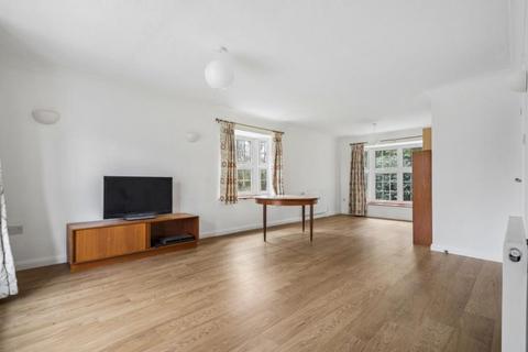 4 bedroom end of terrace house to rent, Westbury Lodge Close