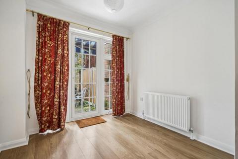 4 bedroom end of terrace house to rent, Westbury Lodge Close