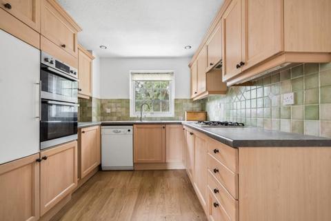4 bedroom end of terrace house to rent, Westbury Lodge Close