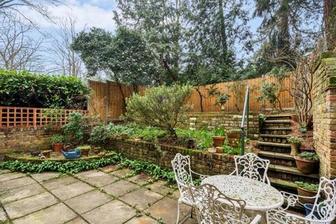 4 bedroom end of terrace house to rent, Westbury Lodge Close