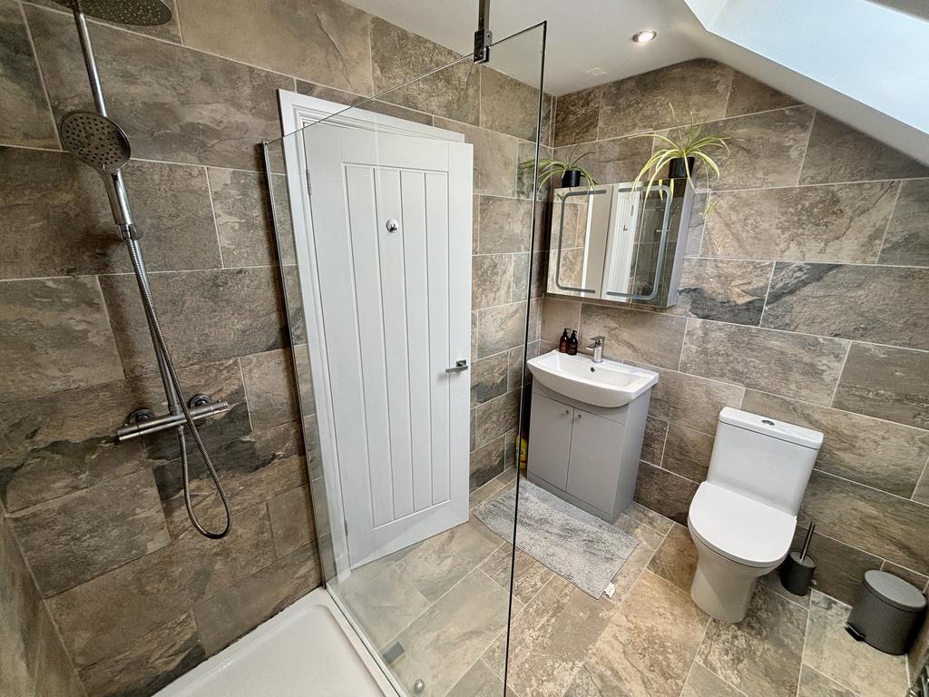 En suite to master bedroom