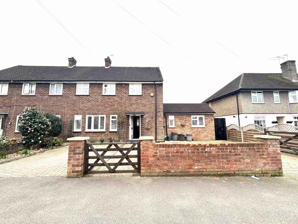 4 bed semi-detached house for sale Ashwood Avenue