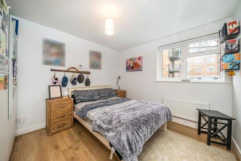 2 bedroom flat for sale, Limerick Close, London SW12