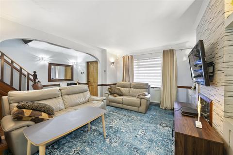 4 bedroom semi-detached house for sale, Frogmore Avenue, Hayes UB4