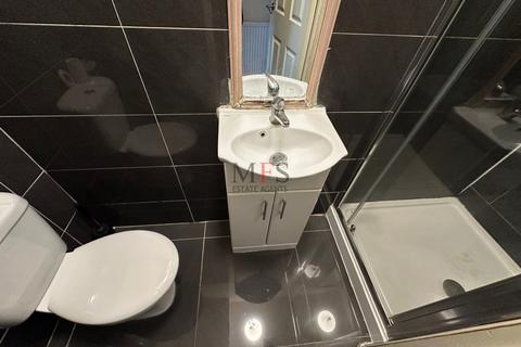 3 bedroom house to rent, Greenland Crescent, Southall, UB2