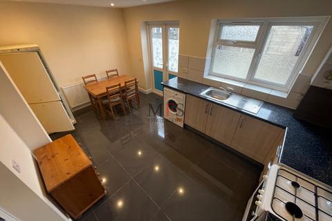 3 bedroom house to rent, Greenland Crescent, Southall, UB2