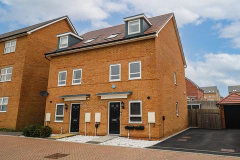 3 bedroom semi-detached house for sale, Hilton Crescent, Hockley, SS5