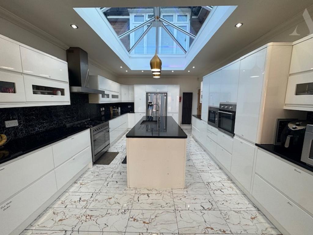 24 Eastbourne Ave Kitchen.jpeg