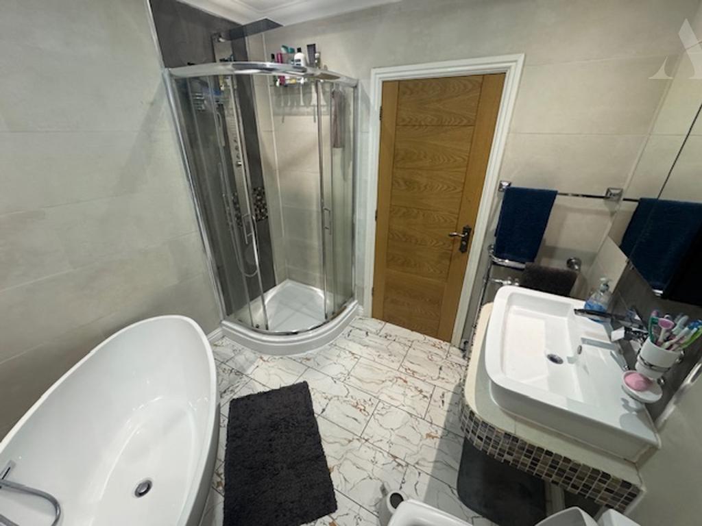 24 Eastbourne Ave Downstairs bathroom.jpeg