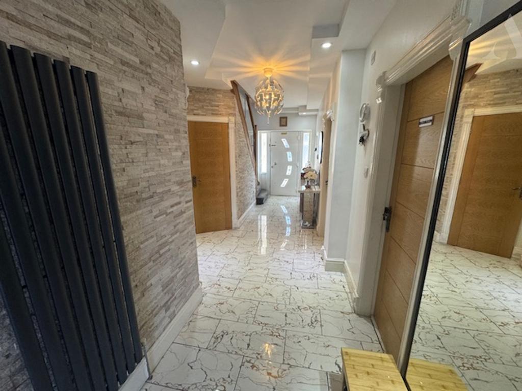 24 Eastbourne Ave hallway.jpeg