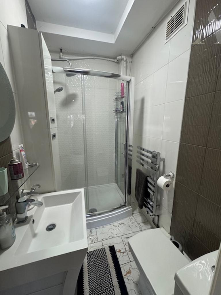 24 Eastbourne Ave Ensuite.jpeg