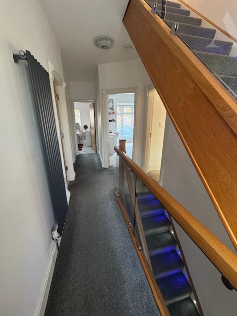 24 Eastbourne Ave Landing.jpeg