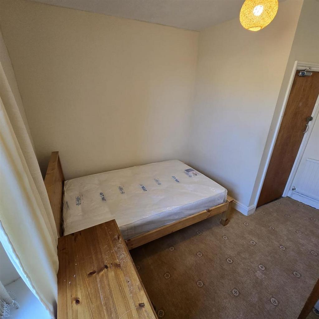 Bedroom 1.jpg