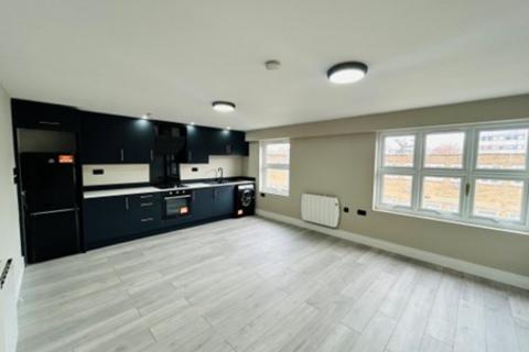 3 bedroom flat to rent, Queens Square, Crawley, RH10