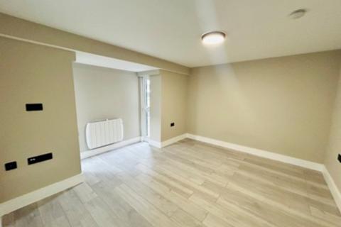 3 bedroom flat to rent, Queens Square, Crawley, RH10