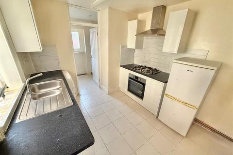 3 bedroom terraced house to rent, Ridgway Road, Luton, LU2 7RT