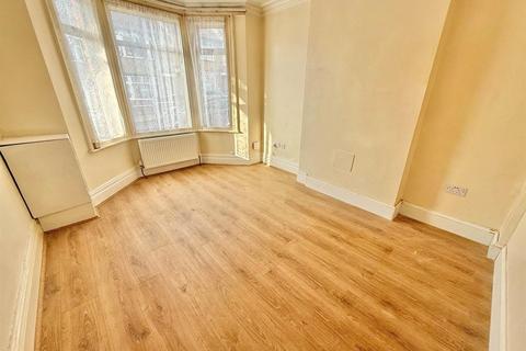 3 bedroom terraced house to rent, Ridgway Road, Luton, LU2 7RT