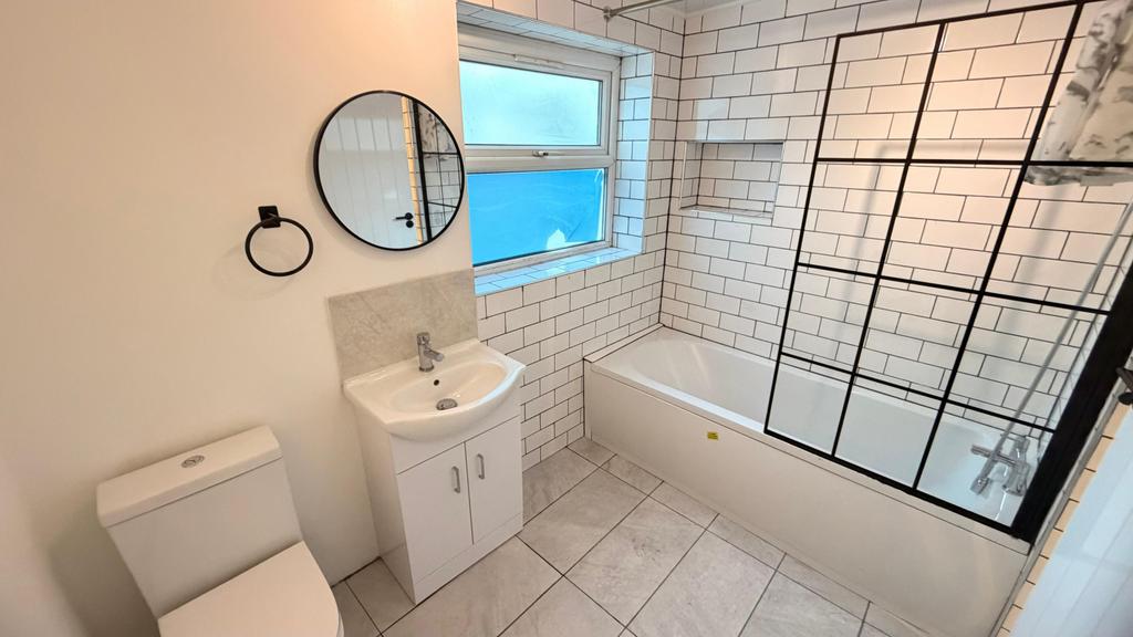 4 bed terraced house to rent Altmore Avenue, Lond