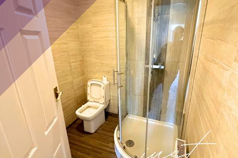 3 bedroom flat to rent, Greenford Road, Greenford, UB6