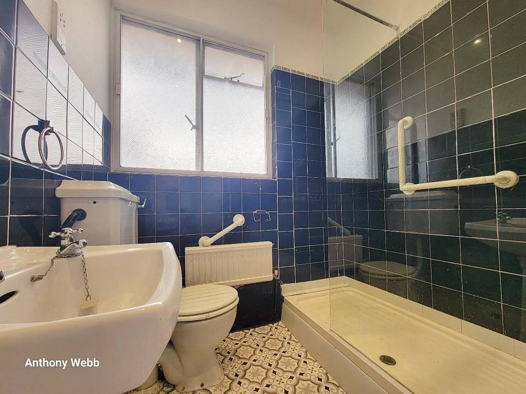 Shower room.