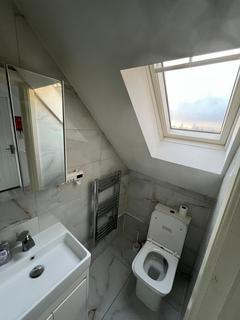 Studio to rent - Lodge Avenue, Dagenham RM8