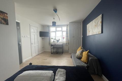 Studio to rent, Maybank Avenue, Wembley, HA0