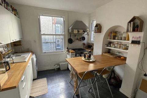 3 bedroom flat to rent, Dumbarton Road, London